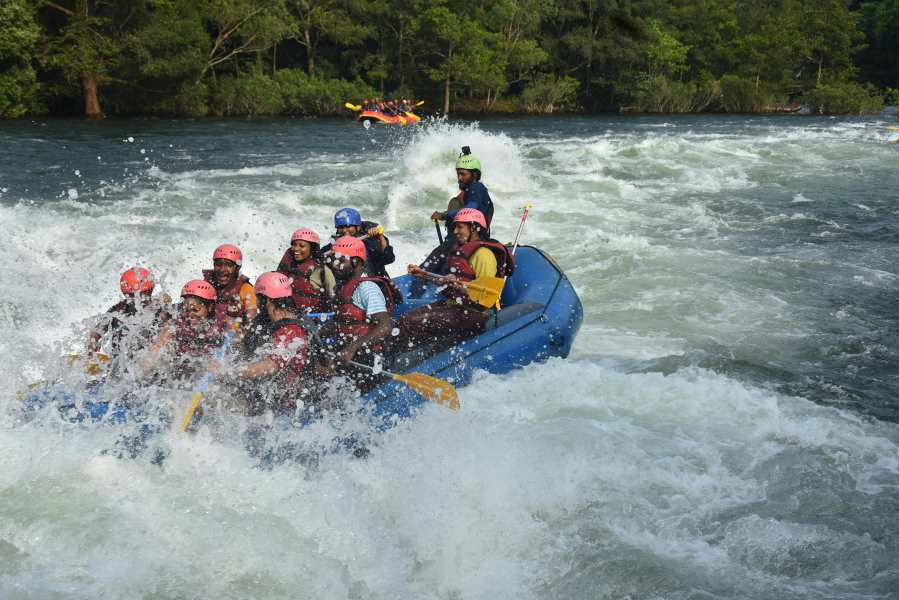 Whitewater Rafting in Chiang Mai -advenutre sport in thailand with trekhops