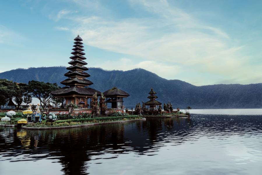 Pura Ulun Danu Beratan, the iconic water temple on Lake Bratan in Bali, with its multi-tiered shrines reflected in the calm water, a picturesque site among temples to visit in Bali.